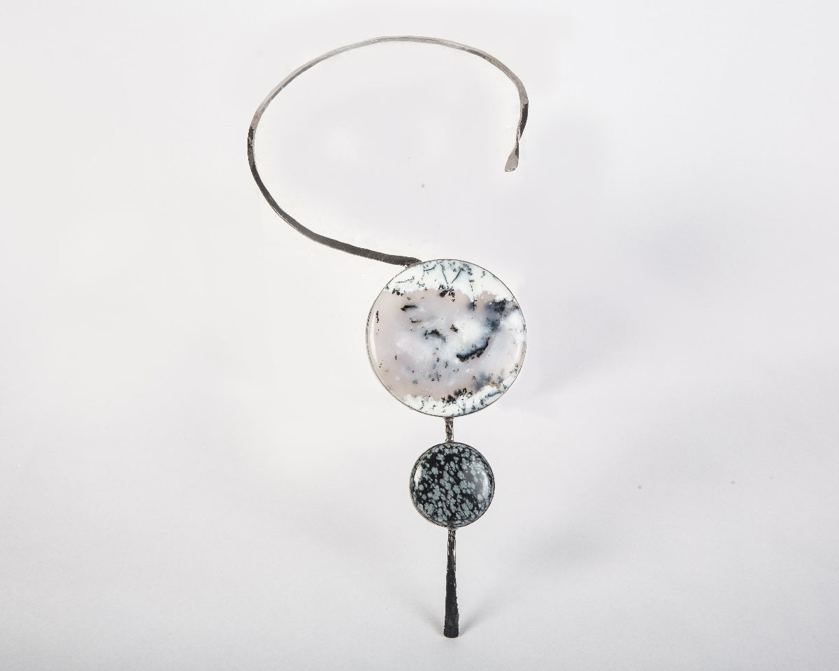 Monochrome necklet white