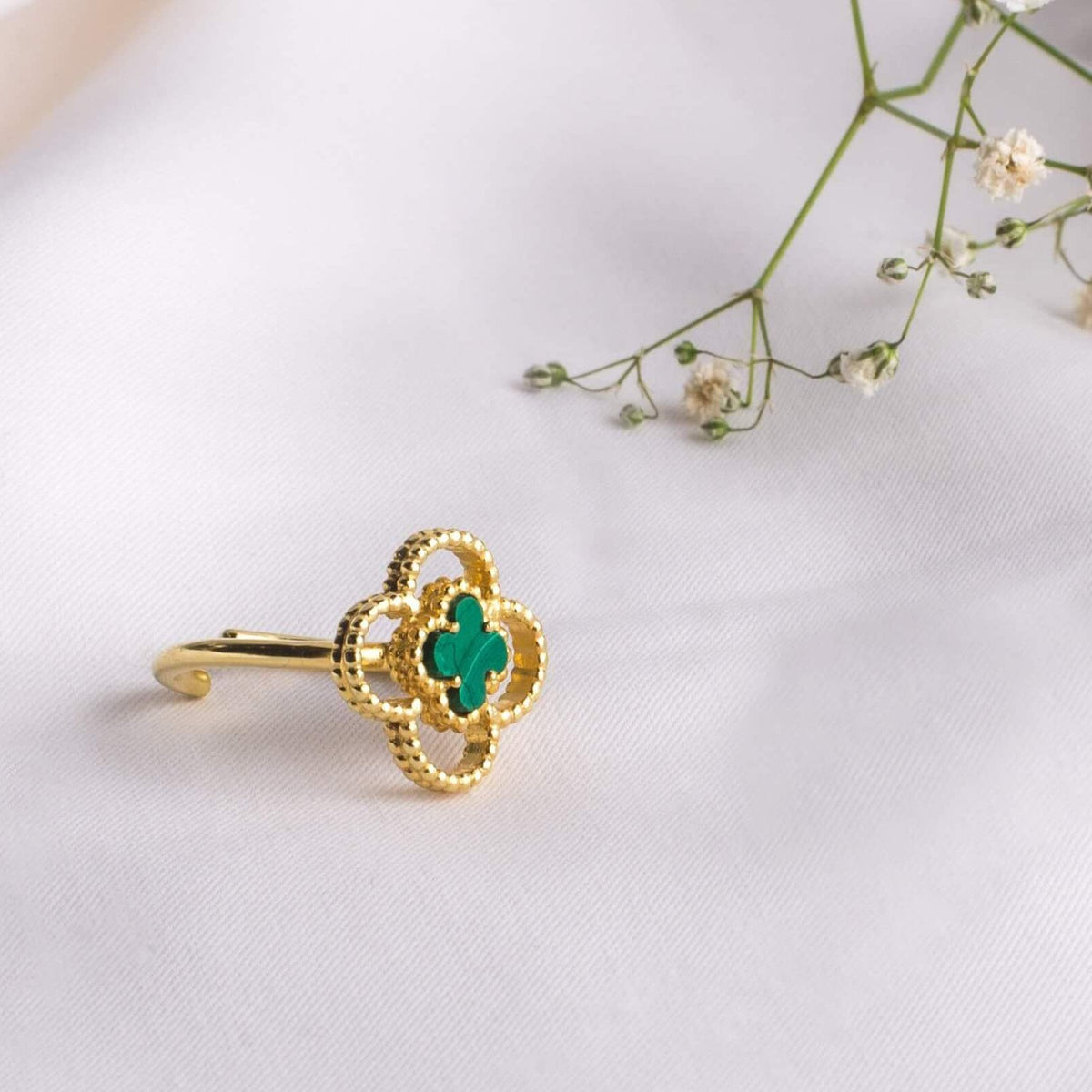 4 Leaf clover Studs Gold - mood shot