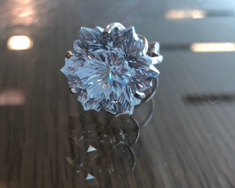 White cubic zirconia finger ring
