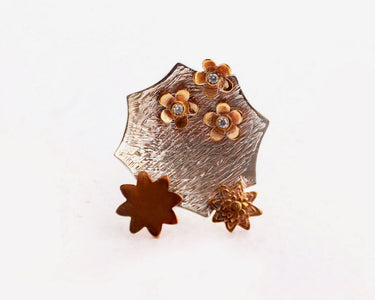 Cocktail ring in sterling silver adorned with copper flowers and cubic zirconia studs